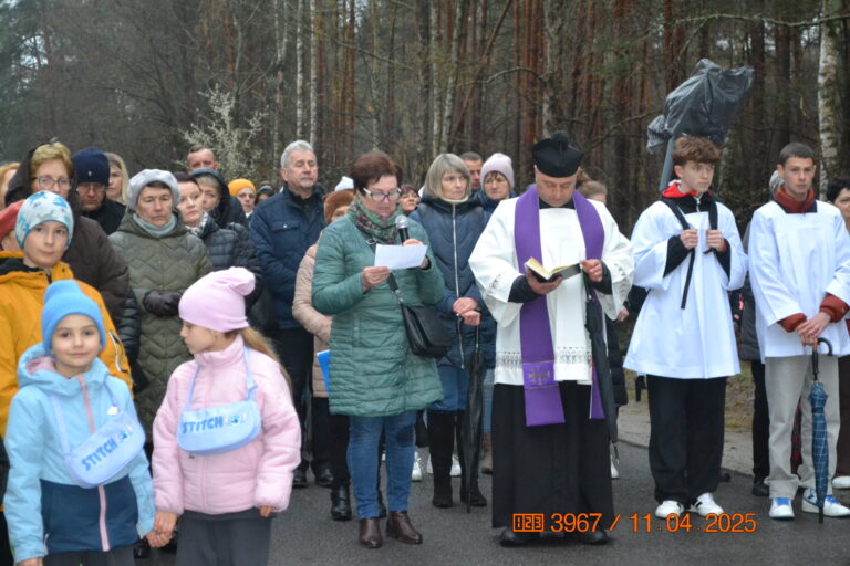 Zdjęcia z parafialnej drogi krzyżowej